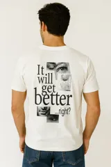 Remera blanca de algodón con estampado de texto negro "it will get better", de corte holgado y cuello redondo.
