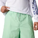 Short de baño negro con cintura elástica ajustable con cordón, bolsillos laterales de malla, bolsillo trasero con cremallera y forro interior de malla.