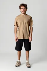 Remera color beige con estampado de rayos negros y texto en la parte inferior.