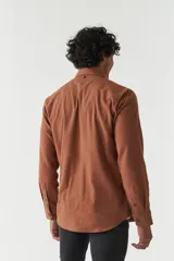 Camisa rústica lisa de manga larga, corte regular, color gris oscuro.