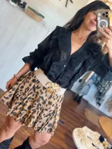 Minifalda con estampado animal print, volados y cintura elástica.
