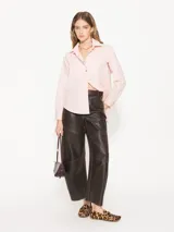 Camisa color rosa pálido, entallada, confeccionada en poplín. Cierre frontal con broches dorados marcarios, cartera completa y puños con botón de pasta a tono. Bordado JCH en puño a tono de tela.