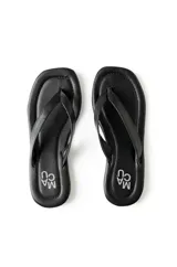 Sandalias de ecocuero color negro, con suela plana y logo de la marca en la plantilla.