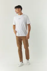 Pantalón de gabardina color verde oliva, de corte slim fit, con cinco bolsillos y logo bordado en el bolsillo trasero.