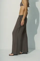 Pantalón de lino color beige, de corte palazzo con cintura elastizada.