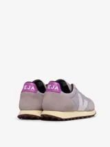 Zapatillas Veja modelo Rio Branco, color lavanda con detalles en blanco, lila y azul marino. Fabricadas con Alveomesh, ante y cuero.