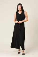 Vestido camisero largo sin mangas color negro, con cuello en V y cierre de botones delanteros. Incluye cinturón ancho a tono y bolsillos estilo safari en el pecho.