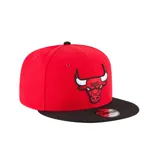 Gorro estilo snapback de visera plana, corona roja y visera negra. Presenta el logo bordado del equipo de baloncesto Chicago Bulls en el panel frontal.
