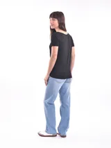 Remera básica negra de corte clásico y escote en V.