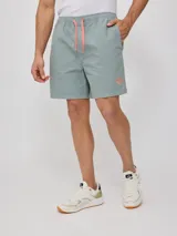 Short de algodón color verde agua con cintura elastizada y cordón naranja. Presenta un pequeño logo estampado en la pierna derecha.