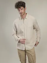 Camisa de lino color blanco, de manga larga y corte clásico, con bolsillo en el pecho.