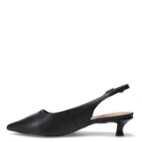 Zapato negro de cuero liso, estilo slingback (con tira ajustable en el talón), punta fina y taco bajo curvo.