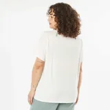 Camiseta blanca de manga corta con estampado de la palabra 'AMOUR' con animal print de leopardo.