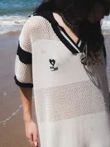 Remerón tejido color marrón con calados y cuello estilo camisa.