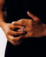 Anillo plateado con dos estrellas azules esmaltadas en el frente y la inscripción "TwoJeys" grabada en el interior.