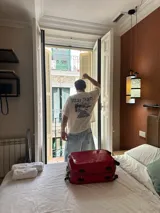 Remera celeste con estampa de paisaje costero y texto "Ittai Stars" y nombres de ciudades.