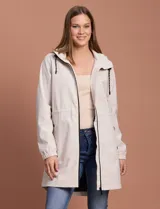 Gabardina negra impermeable con capucha desmontable, cierre central con cremallera y botones a presión, bolsillos delanteros y forro interno.