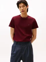 Remera de hombre Tommy Hilfiger color borgoña, de corte slim fit, cuello redondo y manga corta. Logo de la marca bordado en el pecho.