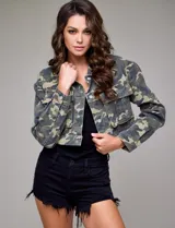 Campera de jean estampada con animal print de leopardo en tonos beige y gris, marca Hidden. Tiene cuello solapa, abertura frontal con botones metálicos, bolsillos delanteros y ruedo elastizado en la espalda.