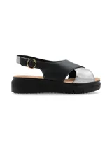 Sandalia con plataforma color negro y plateado, con tiras cruzadas y hebilla metálica de ajuste.
