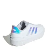 Championes urbanos Adidas Courtblock Bold de mujer, color blanco con detalles iridiscentes en las tres tiras laterales.