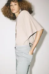 Pantalón de jean azul oscuro, de tiro alto y corte wide leg.
