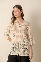 Camisa color nude de crochet con mangas tres cuartos y cuello camisero.