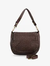 Cartera bandolera de cuero color marrón oscuro con solapa tramada y asa regulable.