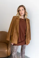 Remerón negro de morley viscosa, de corte holgado y mangas cortas.