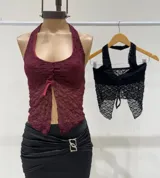 Top halter de encaje color borgoña con abertura frontal y lazo ajustable.