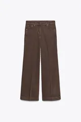 Pantalón de jean marrón de tiro alto, corte wide leg y relaxed fit.