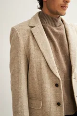 Saco sport marrón claro con medio forro, botones y coderas de cuero. Corte holgado, ideal para combinar con pantalón de vestir o jeans. Confeccionado en Uruguay con tela 100% lana fina sin teñir.