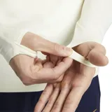 Buzo de entrenamiento Nike del Paris Saint-Germain, modelo Strike. Color crema con detalles en azul marino en cuello y hombros. Cuenta con cierre corto en el cuello, logo de Nike bordado en el pecho y escudo del PSG.