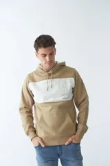 Buzo canguro de felpa azul marino y gris con capucha ajustable, bolsillo tipo canguro, mangas largas y logo en relieve.