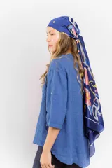 Pañuelo azul con estampado de cadenas, flores y otros motivos en tonos rosa, amarillo y blanco.