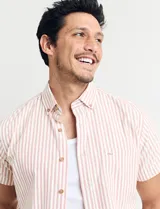 Camisa de manga corta con rayas verticales blancas y grises, cuello abotonado y corte clásico.