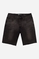 Bermuda de jean negro con corte relaxed, tiro medio y ruedo desflecado.