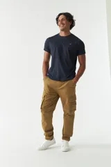 Pantalón cargo color ocre, de corte recto, con bolsillos laterales y traseros con solapa.