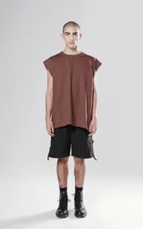 Remera marrón sin mangas con cuello redondo y corte holgado.