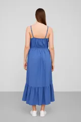 Vestido midi blanco de viscosa, con breteles finos, escote en V, detalle de botones y cordón ajustable en la cintura.