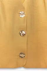 Chaleco dorado de escote pico y sin mangas. Cierre frontal con botones dorados.