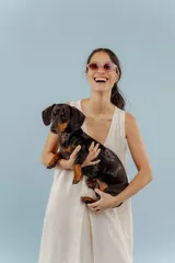 Vestido marrón de lino, corte midi, con escote en V y sin mangas.