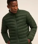 Campera puffer ultraligera color beige, con cuello alto, cierre por cremallera y bolsillos con cremallera. Incluye bolso de almacenamiento.