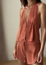 Top marrón de tejido de punto, con escote en V profundo, espalda descubierta y tiras finas para atar en el frente.