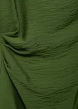 Vestido corto verde con cuello drapeado y sin mangas. Diseño entallado con cintura drapeada y cierre de cremallera en la parte posterior.