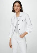 Chaqueta de jean blanca con cuello camisero, manga larga, dos bolsillos de solapa en el pecho, cierre de botones en contraste y diseño entallado.