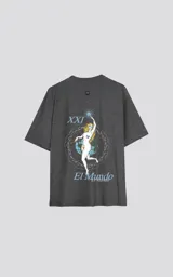 Remera gris melange de manga corta con cuello redondo y calce oversize. Estampado en el frente con una ilustración de una figura femenina y la inscripción "El Mundo".