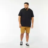 Camiseta negra de manga corta con cuello henley de tres botones.