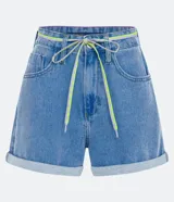 Short mom jeans celeste con cintura alta, trabillas en la cintura, bolsillos, cinturón cordón y bajo pliegado.