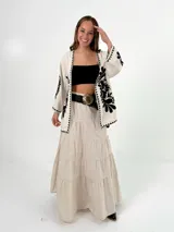 Kimono color crema de lino italiano con bordados florales negros en mangas y frente.